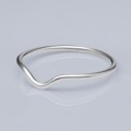 Pierścionek damski ze srebra wygięty fala delikatny minimalistyczny