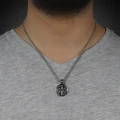 Naszyjnik ze stali medalion krzyż srebrny box 2,5 mm